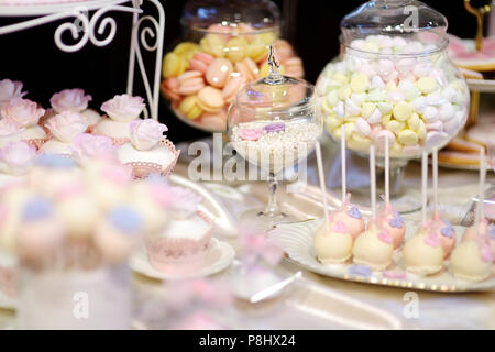 Verschiedene verziert bunten Bonbons auf einem weißen Tisch Stockfoto