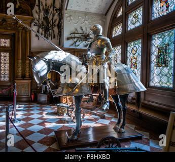 Ritter und Pferd in glänzender Rüstung. Stockfoto