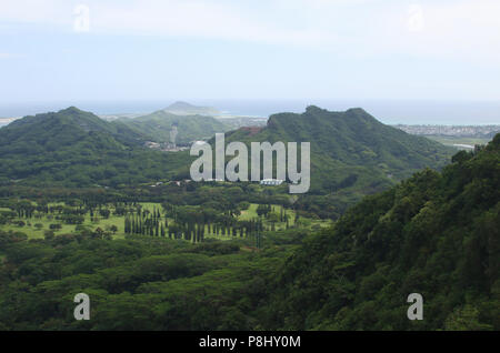 Ausblick auf das Tal von Nu'Uanu Pali Aussichtspunkt. Koolau Golf Club im Vordergrund. Insel Oahu, Hawaii, USA. Stockfoto