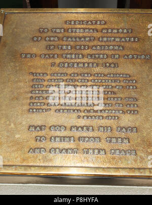 USS Arizona Memorial. Gedenkstätte Einweihung Gedenktafel. Weltkrieg II Valor im Pazifik National Monument, Pearl Harbor, Honolulu, Oahu, Hawaii, USA Stockfoto