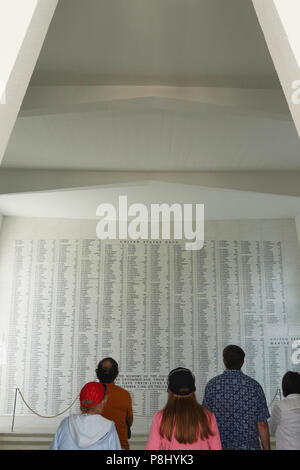 USS Arizona Memorial. Wand von Namen. Weltkrieg II Valor im Pazifik National Monument, Pearl Harbor, Honolulu, Oahu, Hawaii, USA. Stockfoto