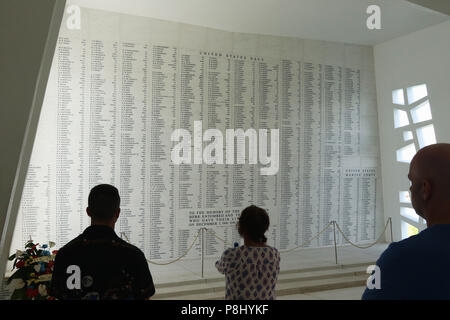 USS Arizona Memorial. Wand von Namen. Weltkrieg II Valor im Pazifik National Monument, Pearl Harbor, Honolulu, Oahu, Hawaii, USA. Stockfoto