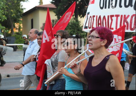 Athen, Griechenland. 11. Juli 2018. Griechische Anti-Kriegs-Aktivisten in Athen gegen den Krieg im Allgemeinen und speziell der NATO. Credit: George Panagakis/Pacific Press/Alamy leben Nachrichten Stockfoto