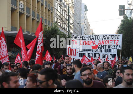 Athen, Griechenland. 11. Juli 2018. Griechische Anti-Kriegs-Aktivisten in Athen gegen den Krieg im Allgemeinen und speziell der NATO. Credit: George Panagakis/Pacific Press/Alamy leben Nachrichten Stockfoto