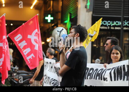 Athen, Griechenland. 11. Juli 2018. Griechische Anti-Kriegs-Aktivisten in Athen gegen den Krieg im Allgemeinen und speziell der NATO. Credit: George Panagakis/Pacific Press/Alamy leben Nachrichten Stockfoto