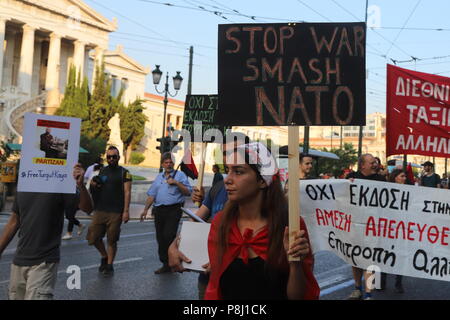 Athen, Griechenland. 11. Juli 2018. Griechische Anti-Kriegs-Aktivisten in Athen gegen den Krieg im Allgemeinen und speziell der NATO. Credit: George Panagakis/Pacific Press/Alamy leben Nachrichten Stockfoto