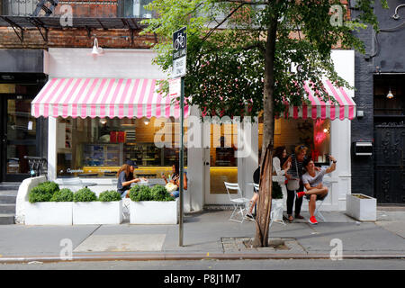 Spezialitäten von Chloe, 185 Bleecker St, New York, NY. aussen Verkaufsplattform für eine vegane Bäckerei und Straßencafé in Greenwich Village in Manhattan. Stockfoto