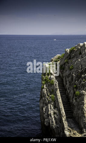 Treppen aus Stein im Meer, Detail des alten Zugang zu Wasser Stockfoto