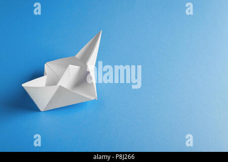 Boot Papier origami auf blauem Hintergrund studio Shot Stockfoto