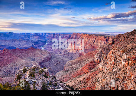 Sonnenuntergang über dem Grand Canyon, Arizona, USA. Der Colorado River schlängelt sich durch die Schlucht, die es selbst geschaffen hat. Diesen schönen Blick kann aus N gesehen werden. Stockfoto
