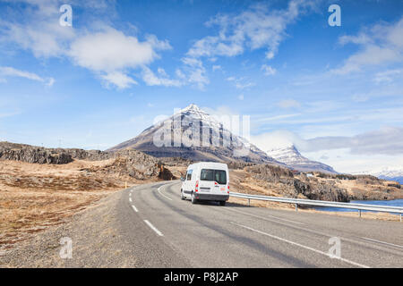 28. April 2018: South Island - White Van auf der Island Ring Road. Stockfoto