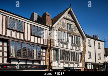 23. Mai 2018: Dartmouth, Devon, Großbritannien - Schöne Tudor Gebäude aus dem 16. Jahrhundert in höheren Straße. Nach einem Brand im Jahr 2010 restauriert. Stockfoto