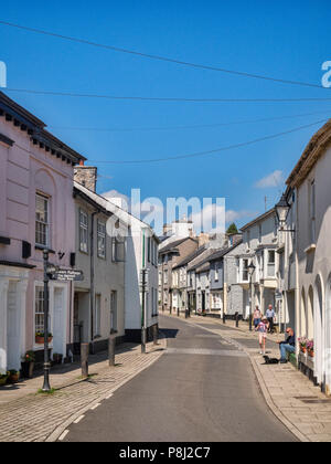 28. Mai 2018: Buckfastleigh, Devon, Großbritannien - Fore Street an einem sonnigen Nachmittag. Stockfoto