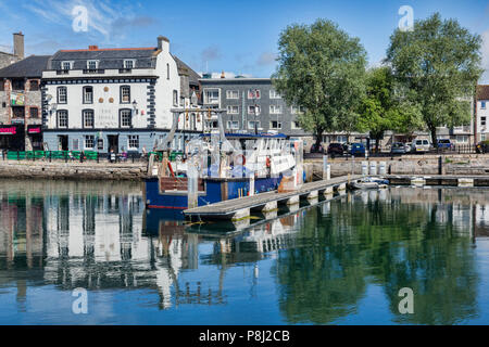 2. Juni 2018: Plymouth, Devon, Großbritannien - Das Barbican mit den Drei Kronen im Wasser widerspiegelt. Stockfoto