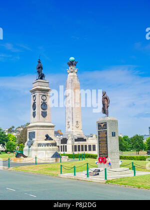 8. Juni 2018: Plymouth, Devon, UK-Denkmäler oder kriegerdenkmäler auf Plymouth Hoe - links nach rechts - die Armada Monument, die Royal Navy Denkmal und der Ro Stockfoto