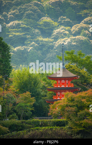 Schöne rote Pagode am Kiyomizu-dera Tempel in Kyoto, Japan. Einen Blick auf eine 3-stöckige Pagode steht in der Natur mit Meer von Bäumen umgeben ist. Stockfoto