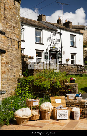 Das VEREINIGTE KÖNIGREICH, England, Yorkshire, Swaledale, Muker, Farmers Arms Inn, mit Stapeln von Wolle, Pullover shop Stockfoto