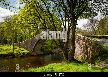 Das VEREINIGTE KÖNIGREICH, England, Yorkshire, Swaledale, Ivelet Ivelet, 1687 Brücke über den Fluss Swale, auf die Leiche Weg Stockfoto