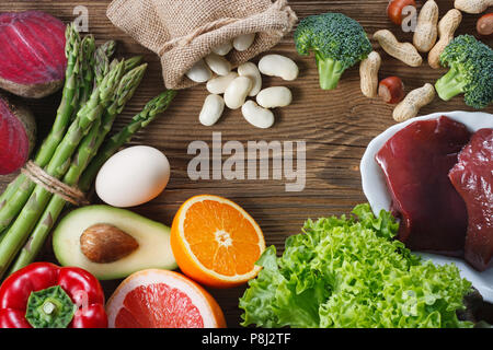 Natürliche Quellen von folsäure wie Leber, Spargel, Brokkoli, Eier, Salat, Avocado, Paprika, Muttern, orange, rote Bete und Bohnen Stockfoto