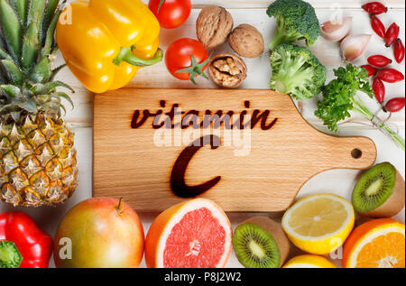 Vitamin C in Obst und Gemüse. Natürliche Produkte, die reich an Vitamin C wie Orangen, Zitronen, getrocknete Früchte Rose, rote Paprika, Kiwi, Petersilie, Knoblauch Stockfoto