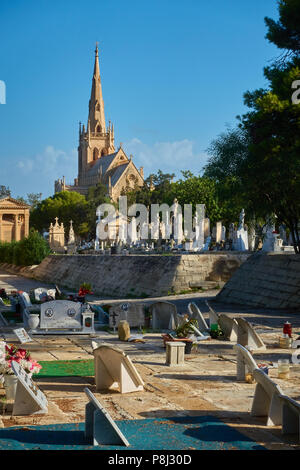 Ein Blick über gravesones in der Kapelle der Addolorata Cemetery, Malta Stockfoto