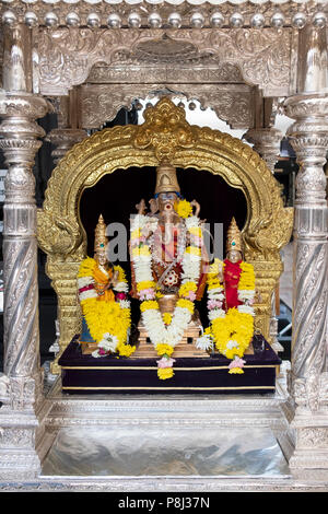 Eine reich verzierte Statue des hinduistischen Gottes Ganesha im hinduistischen Tempel Gesellschaft in Flushing, Queens, New York City. Stockfoto