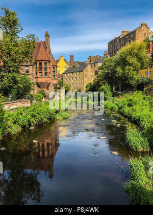 Historische und malerische Dean Village in Edinburgh, Schottland mit Wasser des Leith läuft Stockfoto