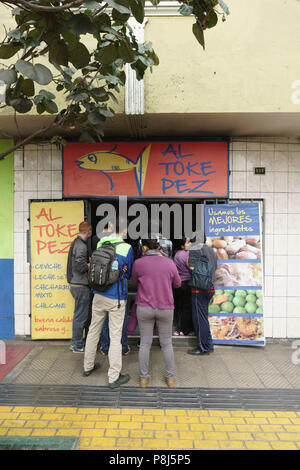 Al Toke Pez, Street Food Bar, Lima, Peru. Stockfoto
