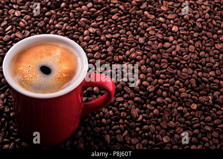 Rote Kaffeetasse mit gerösteten Bohnen Background Copy space Stockfoto