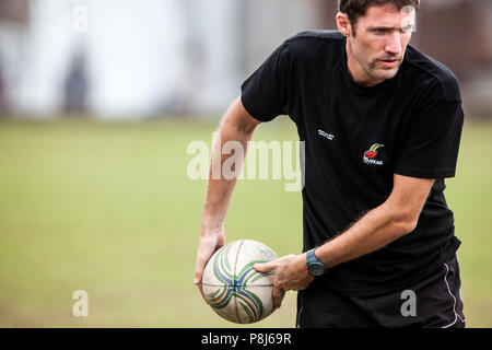 POINTNOIRE/DEMOKRATISCHE REPUBLIK KONGO - 18 Mai 2013 - Bewunderer Rugbyspieler bis zu warm Stockfoto