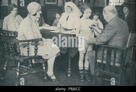 "Der Doktor hört Herzschlag des Kindes', c 1935. Artist: Unbekannt. Stockfoto