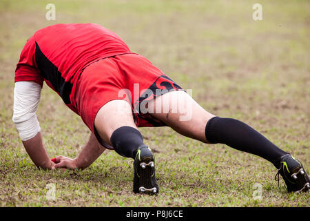 POINTNOIRE/DEMOKRATISCHE REPUBLIK KONGO - 18 Mai 2013 - Bewunderer Rugbyspieler bis zu warm Stockfoto