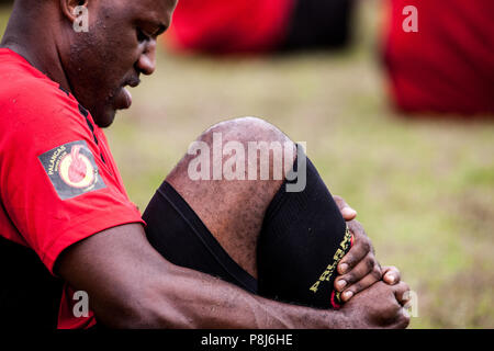 POINTNOIRE/DEMOKRATISCHE REPUBLIK KONGO - 18 Mai 2013 - Bewunderer Rugbyspieler bis zu warm Stockfoto