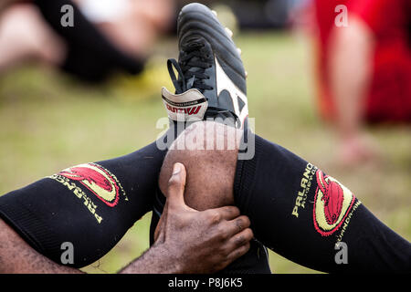 POINTNOIRE/DEMOKRATISCHE REPUBLIK KONGO - 18 Mai 2013 - Bewunderer Rugbyspieler bis zu warm Stockfoto