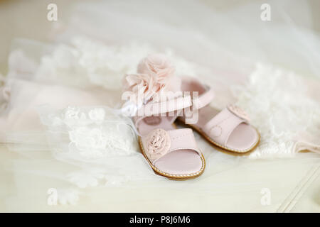 Baby Mädchen Taufe Schuhe und Blume Kopfbügel Stockfoto