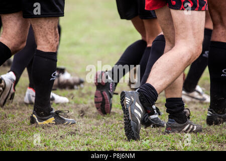 POINTNOIRE/DEMOKRATISCHE REPUBLIK KONGO - 18 Mai 2013 - Bewunderer Rugbyspieler bis zu warm Stockfoto