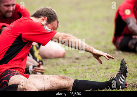 POINTNOIRE/DEMOKRATISCHE REPUBLIK KONGO - 18 Mai 2013 - Bewunderer Rugbyspieler bis zu warm Stockfoto