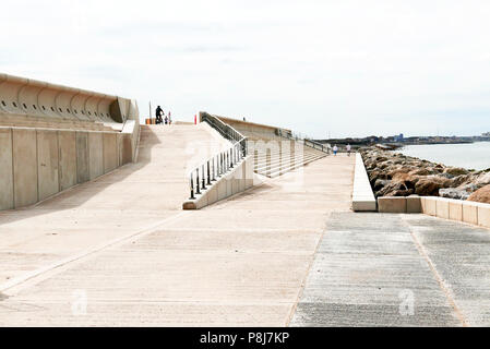 Menschen wandern und Radfahren entlang der Rossall meer Abwehr Wand an Fleetwood, Lancashire, eröffnet 2018 Stockfoto