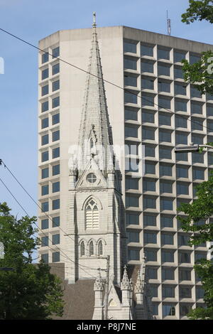 Der Kontrast von alten und modernen mit dem Granit spire (höchste in N. A.) der St Mary's katholische Basilika neben der konkreten Gebäude nebenan Stockfoto