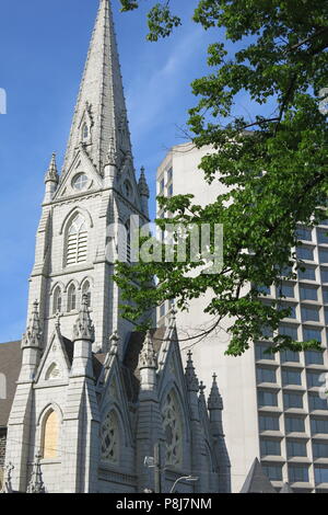 Der Kontrast von alten und modernen mit dem Granit spire (höchste in N. A.) der St Mary's katholische Basilika neben der konkreten Gebäude nebenan Stockfoto