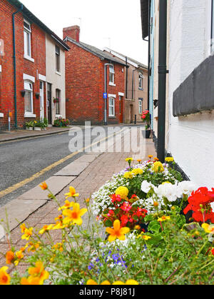 Kleine Reihenhäuser auf einer schmalen Straße in Fleetwood Stockfoto