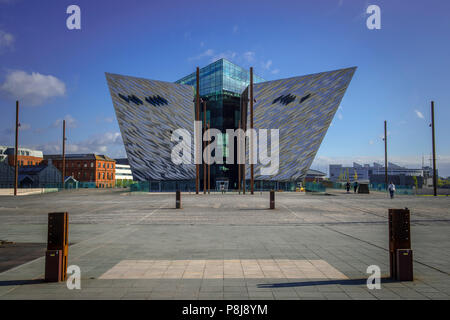 Das Titanic Museum auf dem Gelände der ehemaligen Harland & Wolff Werft in der Titanic Quarter, Architekten Eric Kuhne, Nordfassade Stockfoto