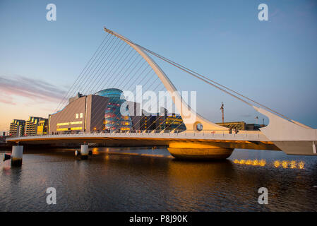 Samuel Beckett Brücke, Schrägseilbrücke und der Brücke über den Fluss Liffey Swing, Abendstimmung, Architekt Santiago Calatrava. Stockfoto