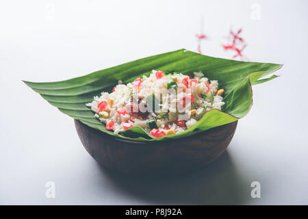 GopalKala oder Dahi Kala ist ein Prasad angeboten Krishna auf janmashtami oder Gokulashtami zu Herrn. Mit geschlagen Reis, Quark/Milch, Zucker, Granatapfel Stockfoto