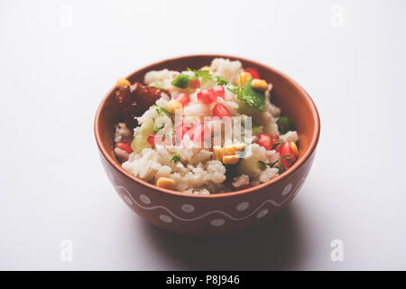 GopalKala oder Dahi Kala ist ein Prasad angeboten Krishna auf janmashtami oder Gokulashtami zu Herrn. Mit geschlagen Reis, Quark/Milch, Zucker, Granatapfel Stockfoto