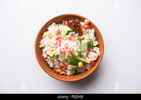 GopalKala oder Dahi Kala ist ein Prasad angeboten Krishna auf janmashtami oder Gokulashtami zu Herrn. Mit geschlagen Reis, Quark/Milch, Zucker, Granatapfel Stockfoto