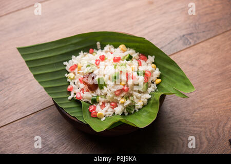 GopalKala oder Dahi Kala ist ein Prasad angeboten Krishna auf janmashtami oder Gokulashtami zu Herrn. Mit geschlagen Reis, Quark/Milch, Zucker, Granatapfel Stockfoto