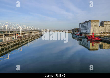 Royal Docks, London, UK, 16. Februar 2018: Seitenansicht des Excel Exhibition Centre und die Royal Docks auf einem noch ruhiger Tag mit schönen Reflexionen. Stockfoto