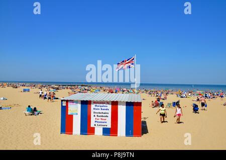Rot, weiß und blau gestreiften Hütte mit union flag Beach margate Kent UK Stockfoto