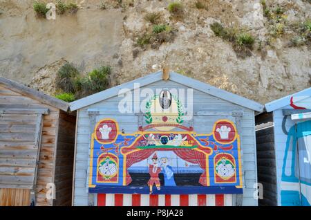 Punch und Judy auf einem broadstairs Holz- Beach Hut kent UK lackiert Stockfoto